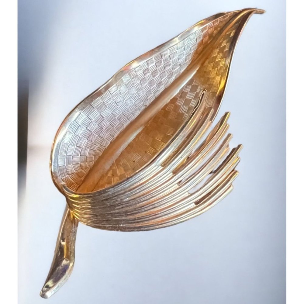 Coro Pegasus Leaf Gold Tone Brooch Matte Textured Accessory